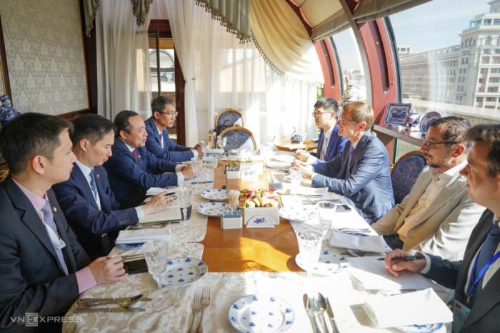 Bộ trưởng Vũ Hải Quân cùng lãnh đạo tập đoàn AFK Sistema Artem. Ảnh: Lưu Quý