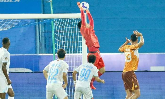 Thủ môn Trần Trung Kiên trong pha bắt bóng bổng trong trận HAGL thua Nam Định 0-4 ở vòng 1 V-League 2026-2027, trên sân Thiên Trường, Ninh Bình, chiều 6/9. Ảnh: Hoàng Tùng