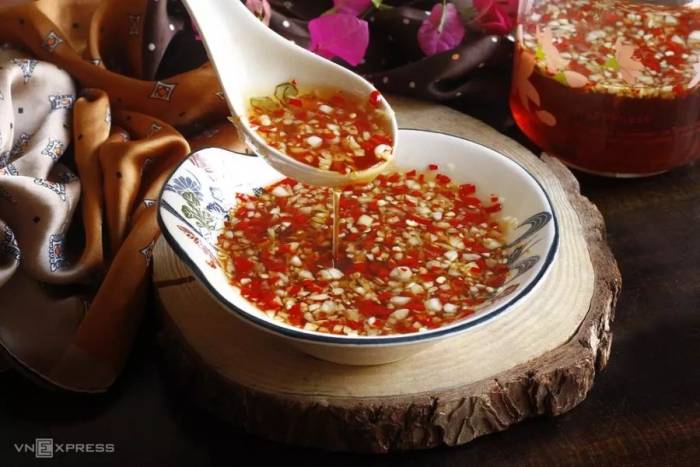 Bát nước mắm chua ngọt bắt mắt, đậm đà. Ảnh: Bùi Thùy