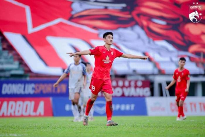 Tiền vệ Nguyễn Trọng Đại của Long An mừng bàn thắng trong trận thắng CLB Thanh niên TP HCM 1-0 ở vòng 7 giải hạng Nhất quốc gia 2025-2026, trên sân Long An ngày 9/11/2025. Ảnh: Long An FC