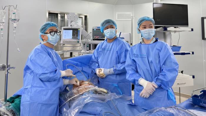 Êkíp bác sĩ Bệnh viện Đa khoa Tâm Anh Hà Nội can thiệp nội soi buồng ối bằng laser cứu hai thai nhi mắc hội chứng truyền máu song thai. Ảnh: Bệnh viện Đa khoa Tâm Anh