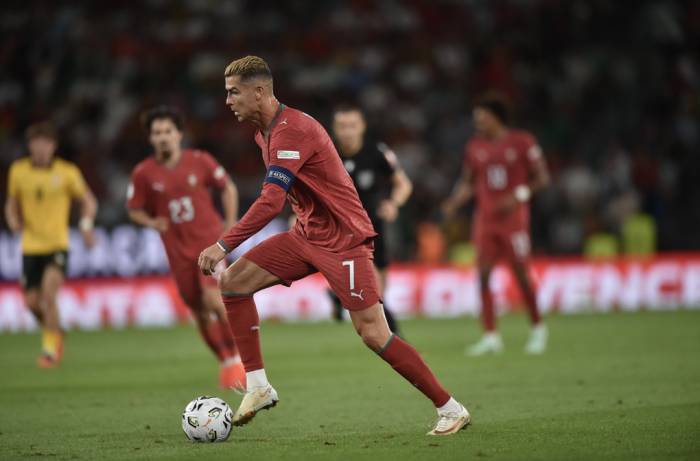 Cristiano Ronaldo đi bóng trong trận. Ảnh: Abola