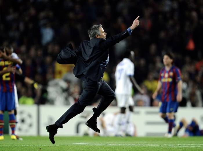 HLV Jose Mourinho chạy vào sân ăn mừng sau khi Inter Milan loại Barca ở lượt về bán kết Champions League tại sân Camp Nou, Barcelona, Tây Ban Nha ngày 28/4/2010. Ảnh: AFP