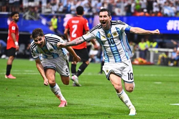 Messi (phải) mừng bàn trong trận Argentina 3-2 Ai Cập, ở vòng 1/8 World Cup 2026, tại Kansas City, Mỹ ngày 7/7/2026. Ảnh: AP
