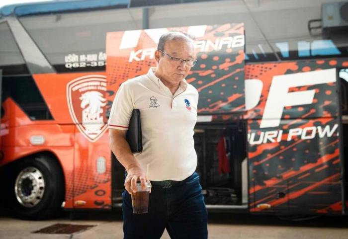 HLV Park Hang-seo đến sân Kanchanaburi, Thái Lan ngày 13/9/2026 trước trận gặp Chanthaburi ở vòng 2 Thai League 2 2026-2027. Ảnh:Kanchanaburi Power FC