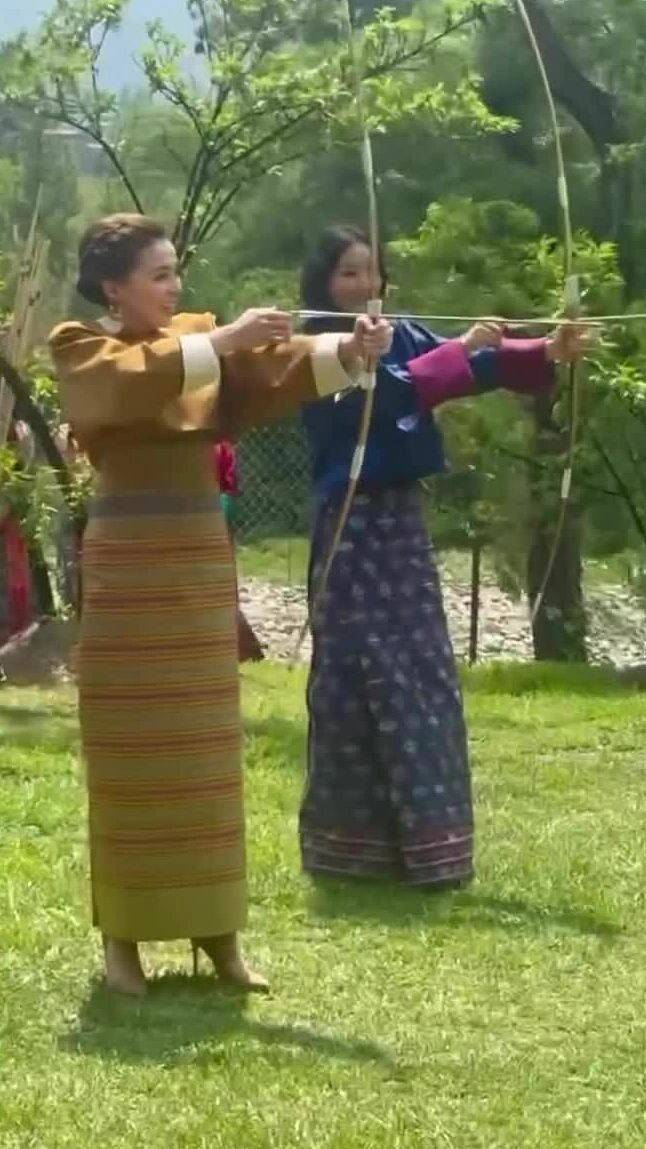 Vua và Hoàng hậu Thái Lan trổ tài bắn cung ở Bhutan