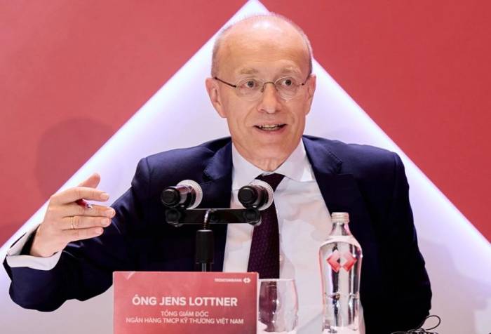 Ông Jens Lottner, Tổng giám đốc Techcombank, trả lời cổ đông tại phiên họp thường niên ngày 25/4. Ảnh: TCB