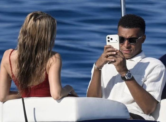 Kylian Mbappe chụp ảnh cho Ester Exposito trong chuyến du lịch Sardinia, Italy. Ảnh:  El País