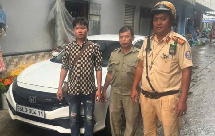 CSGT và nam thanh niên lái ôtô. Ảnh: Công an cung cấp