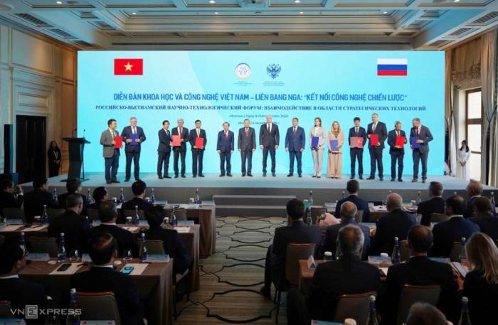 Nhiều văn kiện hợp tác được trao giữa đại diện các viện trường, doanh nghiệp, cơ quan quản lý của hai nước, dưới sự chứng kiến của Tổng Bí thư, Chủ tịch nước Tô Lâm và Phó Thủ tướng Nga Chernyshenko. Ảnh: Lưu Quý