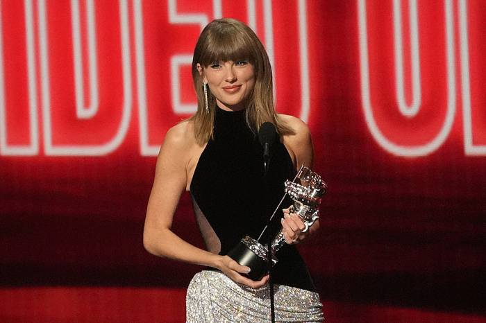 Taylor Swift nhận giải Video của năm tại lễ trao giải VMAs ngày 27/9/2026 ở Los Angeles. Ảnh: AP