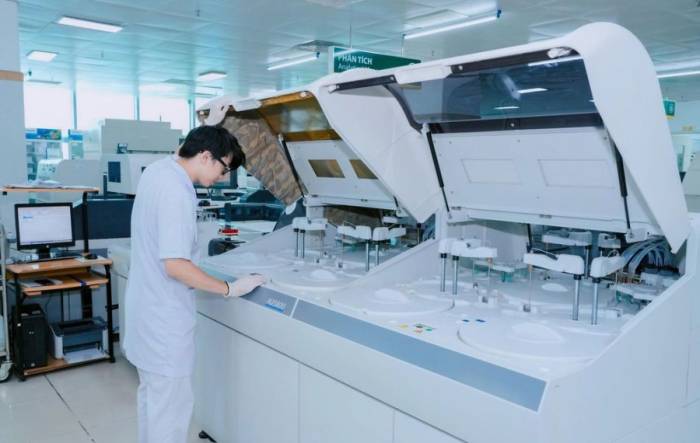 Hệ thống xét nghiệm ở Bệnh viện Bạch Mai. Ảnh: Thành Dương