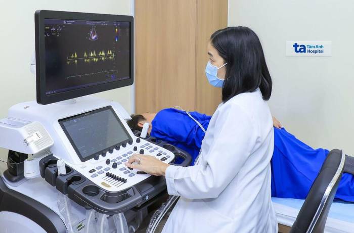 Bệnh nhân được siêu âm tim nhằm loại trừ nguyên nhân gây rối loạn giấc ngủ do bệnh tim mạch. Ảnh: Bệnh viện Đa khoa Tâm Anh