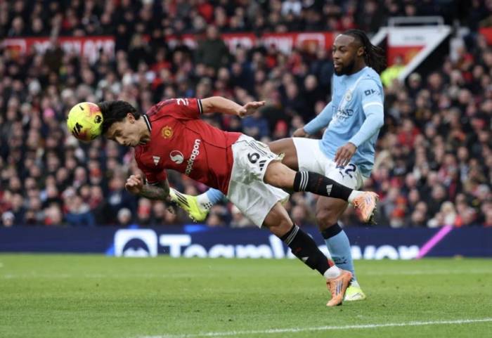Lisandro Martinez bay người đánh đầu phá bóng trong trận Man Utd thắng Man City 2-0 ở Ngoại hạng Anh trên sân Old Trafford, Manchester, Anh ngày 17/1/2026. Ảnh: Reuters