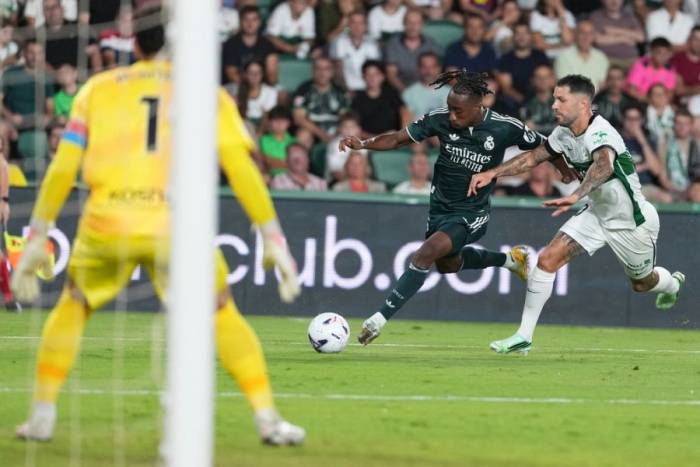 Tiền đạo Real Yan Diomande nỗ lực đi bóng qua hậu vệ Elche Tete Morente trong trận Real thắng Elche 3-2 ở vòng 6 La Liga trên sân Manuel Martinez Valero, Elche, Tây Ban Nha ngày 15/9/2026. Ảnh: AP