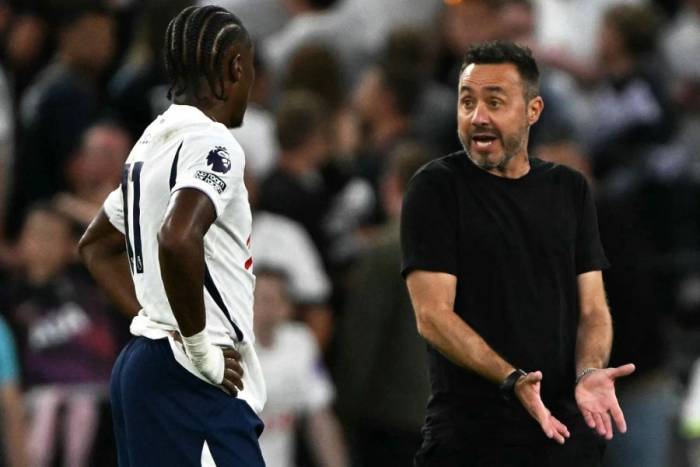 HLV Roberto De Zerbi trao đổi với tiền vệ Mathys Tel sau trận Tottenham hòa Everton 0-0 ở vòng 4 Ngoại hạng Anh trên sân Tottenham Hotspur, London, Anh ngày 12/9/2026. Ảnh: AFP