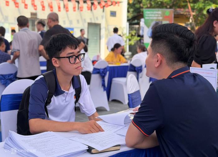 Ông Đặng Tùng Anh giới thiệu về công việc với ứng viên trong phiên giao dịch việc làm Hà Nội, tháng 9/2026. Ảnh: Hồng Chiêu