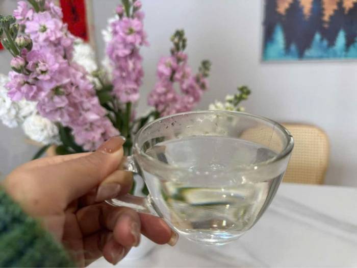 Uống nước đúng cách góp phần kiểm soát axit uric. Ảnh: Anh Ngọc