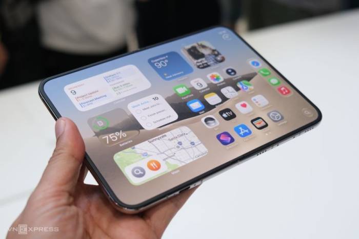 Nếp gấp trên iPhone Duo không biến mất nhưng quá trình sử dụng rất khó phát hiện. Ảnh: Tuấn Hưng