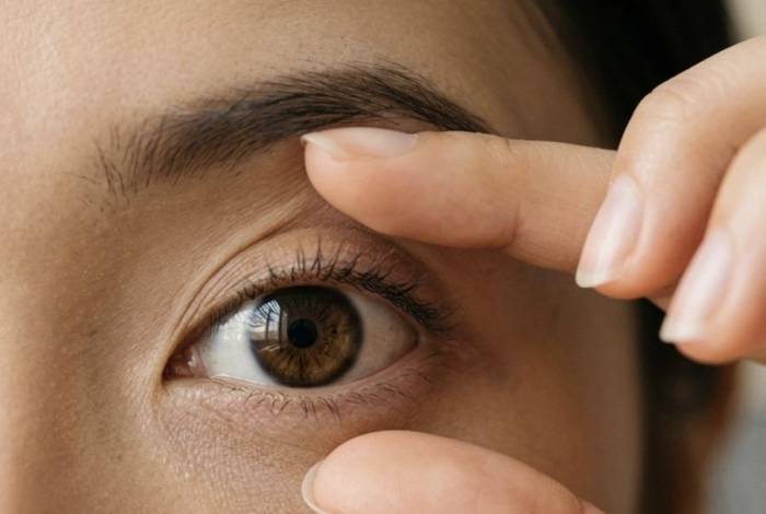 Mắt nhìn mờ, tối sầm khi đột ngột đứng dậy có thể liên quan đến huyết áp giảm tạm thời. Ảnh minh họa: AI