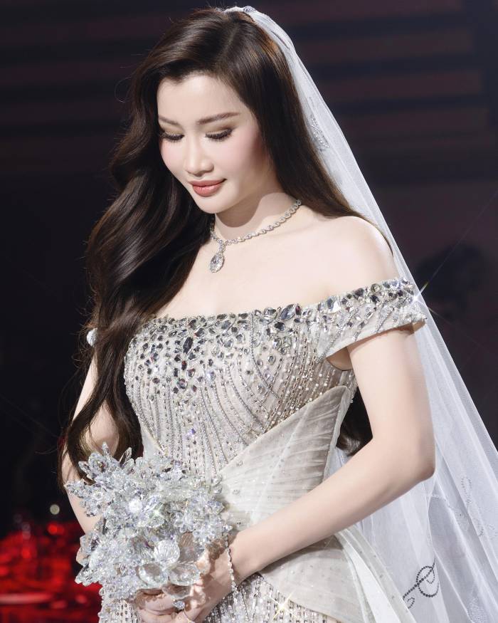 Hậu trường làm váy cưới cho vợ Akira Phan