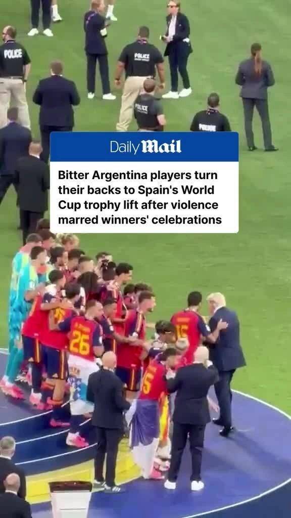Argentina bị chỉ trích vì quay lưng khi Tây Ban Nha nâng Cup