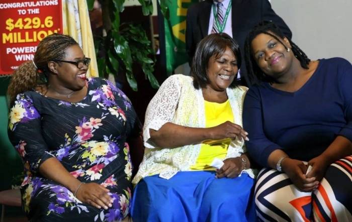 Bà Smith (ở giữa) và con gái khi nhận tin trúng số, năm 2016. Ảnh: Associated Press