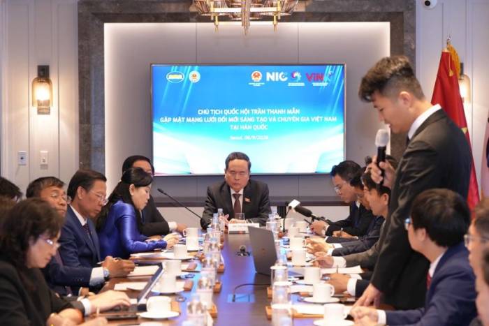 Chủ tịch Quốc hội Trần Thanh Mẫn làm việc với Mạng lưới đổi mới sáng tạo và chuyên gia Việt Nam tại Hàn Quốc. Ảnh: Thủy Tiên
