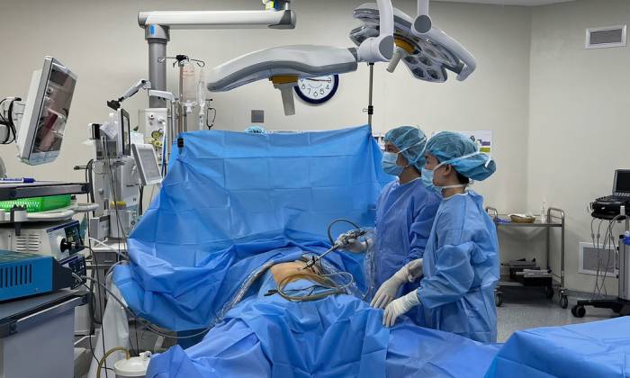 Các bác sĩ phẫu thuật nội soi cắt u cho bệnh nhân. Ảnh: Bệnh viện cung cấp
