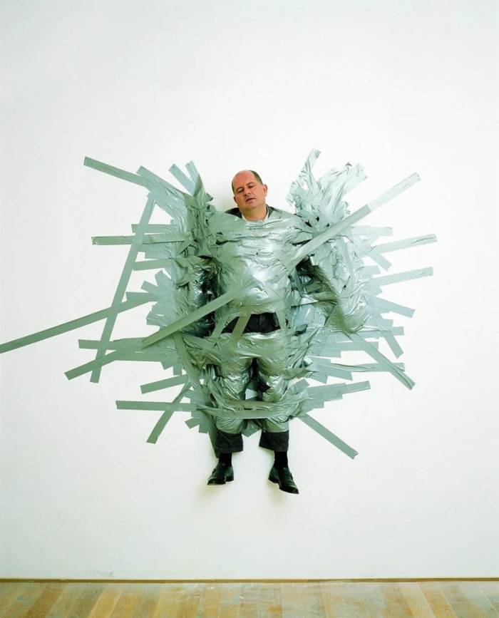 Massimo De Carlo, nhà buôn nghệ thuật đại diện cho nghệ sĩ Maurizio Cattelan, trở thành tác phẩm của Cattelan năm 1999. Ảnh: BBC