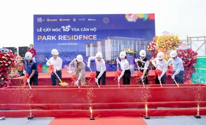 Lễ cất nóc 15 tòa căn hộ Park Residence thuộc khu đô thị Sun Urban City. Ảnh: Ánh Dương