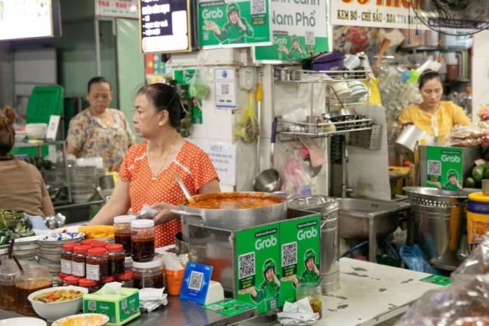 Loạt tiểu thương tại chợ Cồn đưa hàng lên ứng dụng GrabFood. Ảnh: Quỳnh Như