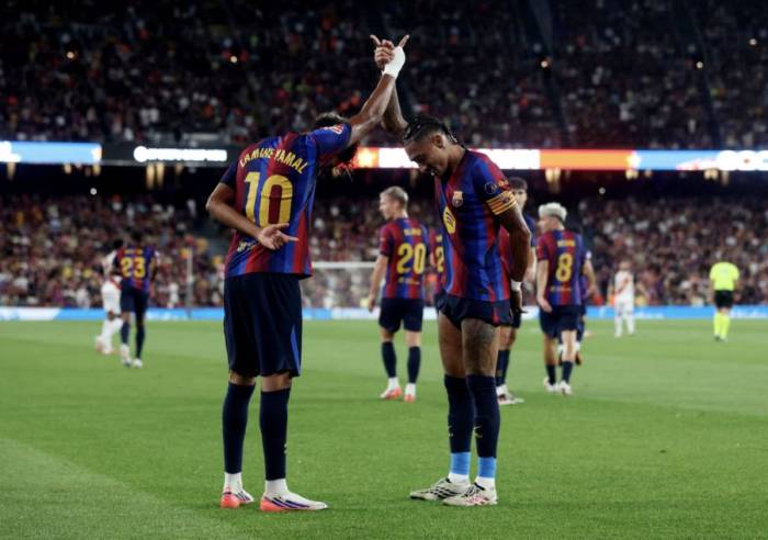 Lamine Yamal mừng bàn với Raphinha. Ảnh: Reuters