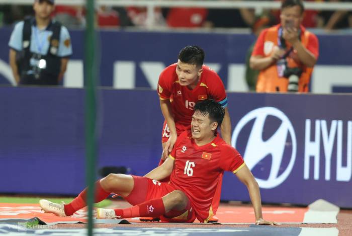Trung vệ Việt NAm Nguyễn Thành Chung (16) bị đau trong trận thắng Malaysia 2-0 ở lượt về bán kết ASEAN Cup 2026, trên sân Mỹ Đình, Hà Nội ngày 16/8/2026. Ảnh: Đức Đồng