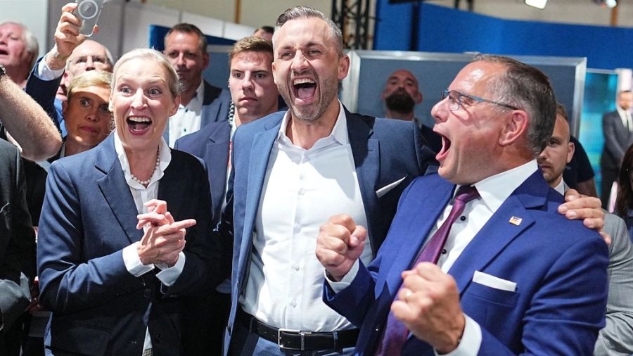 Ulrich Siegmund (giữa), ứng viên hàng đầu của AfD cho vị trí thủ hiến bang Saxony-Anhalt, tại thủ phủ Magdeburg ngày 6/9. Ảnh: AP