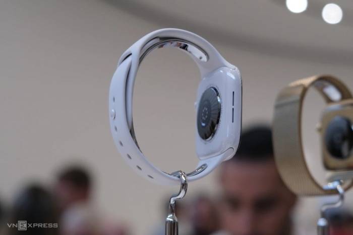 Hai phiên bản gốm của Apple Watch Series 12. Ảnh: Apple
