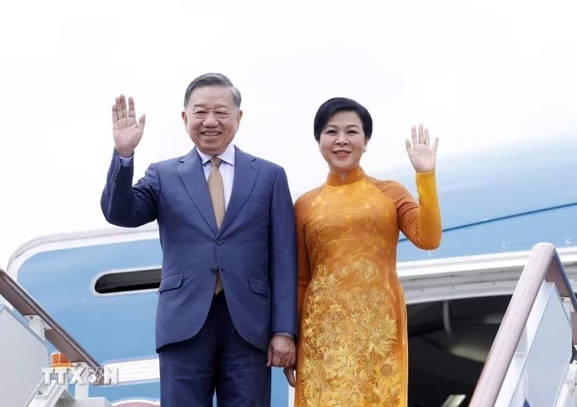 Tổng Bí thư, Chủ tịch nước Tô Lâm và phu nhân tới sân bay Vnukovo, Moskva, Nga. Ảnh: TTXVN