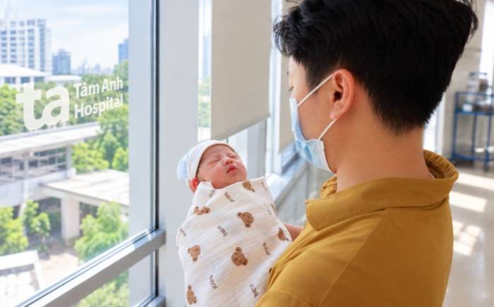 Chồng chị Tiên bế con trai mới sinh tại Bệnh viện Đa khoa Tâm Anh TP HCM. Ảnh: Nguyệt Nhi