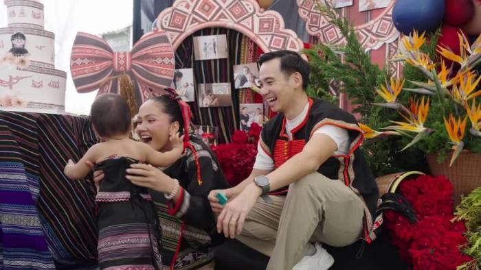Gia đình H'Hen Niê diện trang phục Ê đê mừng thôi nôi con gái