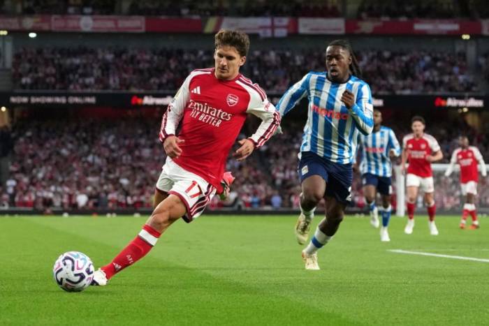 Christos Tzolis (trái) của Arsenal đi bóng trước sự truy cản của Brandon Thomas-Asante bên phía Coventry tại Ngoại hạng Anh ở Emirates, London, Anh, ngày 21/8/2026. Ảnh: AP