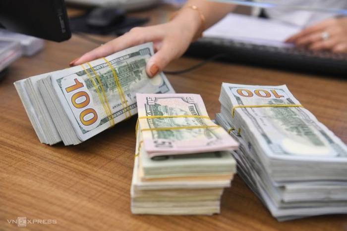 Giao dịch ngoại tệ tại một ngân hàng. Ảnh: Giang Huy