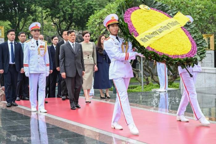 Vua Thái Lan Maha Vajiralongkorn Phra Vajiraklaochaoyuhua và Hoàng hậu đến đặt vòng hoa tại Đài tưởng niệm các Anh hùng liệt sỹ trên đường Bắc Sơn, sáng 16/9. Ảnh: Giang Huy