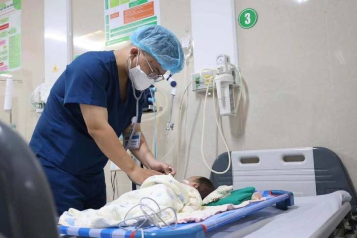 Bệnh nhi được cấp cứu tại viện. Ảnh: Bệnh viện cung cấp