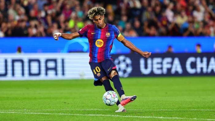 Yamal đá phạt trực tiếp, ghi bàn trong trận Barca thắng Feyenoord 5-1 ở vòng phân hạng Champions League tại Barcelona, Tây Ban Nha, ngày 9/9/2026. Ảnh: AS