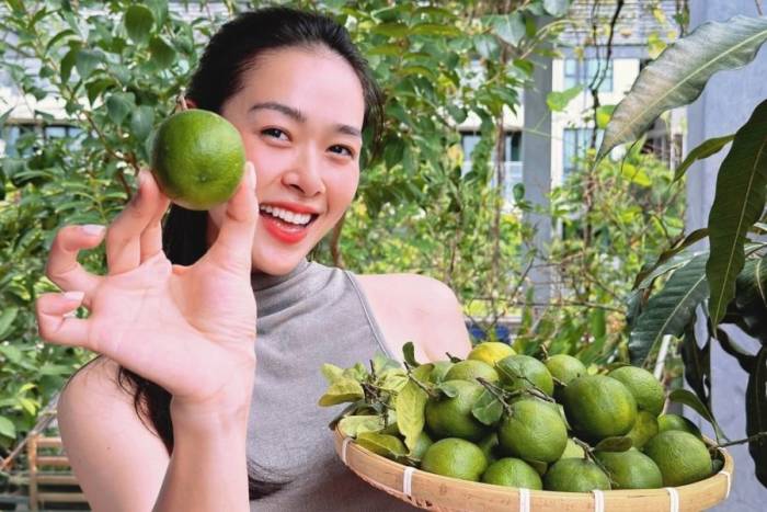 Diệp Bảo Ngọc hái chanh từ vườn nhà. Ảnh: Nhân vật cung cấp