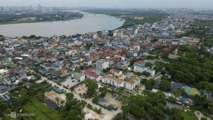 Làng gốm Bát Tràng nằm bên bờ Tả sông Hồng. Ảnh: Phạm Chiểu