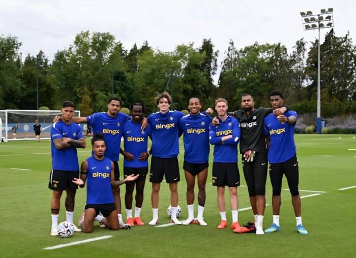 Enzo Fernandez (đứng, rìa trái) trong bức ảnh chụp trên sân tập ở trung tâm huấn luyện Cobham, London, Anh cùng các cầu thủ Chelsea vào ngày 19/8/2026. Ảnh: Chelsea