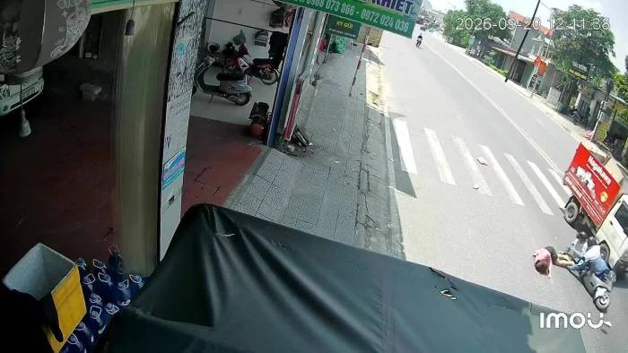 Xe máy tông bay người đi bộ sang đường