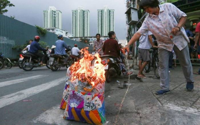 Người dân đốt vàng mã, cúng rằm tháng 7 âm lịch trên đường phố Sài Gòn. Ảnh: Quỳnh Trần