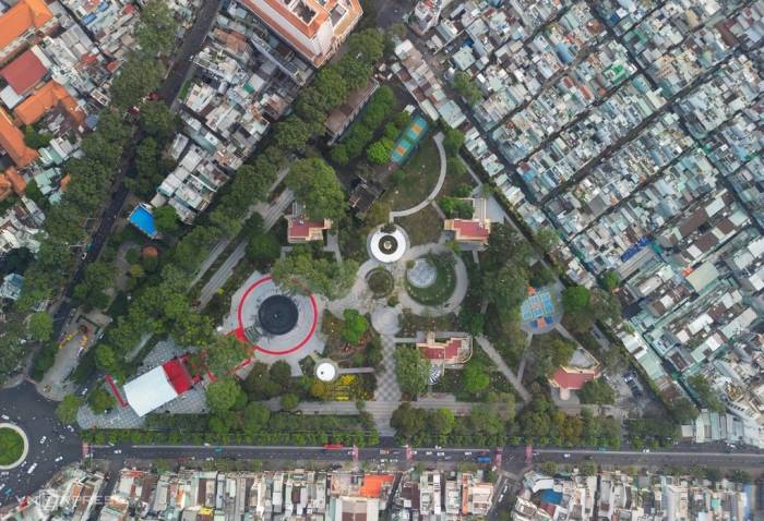 Khu đất số 1 Lý Thái Tổ từng thuộc quản lý của Bộ Ngoại giao, sau đổi thành Nhà khách Chính phủ rồi bỏ hoang hàng chục năm trước khi được TP HCM nhận lại và xây Công viên tưởng niệm nạn nhân Covid-19. Ảnh: Quỳnh Trần
